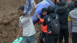Penyerahan bantuan oleh Tenaga Ahli BNPB kepada Lurah Dusun Tamasapi, Kecamatan Mamuju, Kabupaten Mamuju